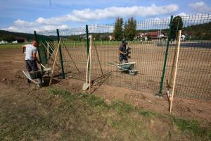 OGRAJA NA PARKIRIŠČU PRED OŠ CERKNICA 05 FOTO LJUBO VUKELIČ